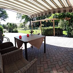 Geniet van de rust op het terras van Huisje in Beuningen, een vakantiehuis in het groene Twente, Overijssel.