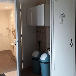 Binnenruimte van Huisje in Beuningen, vakantiehuis in Twente, Overijssel met moderne badkamer en rustieke kast.