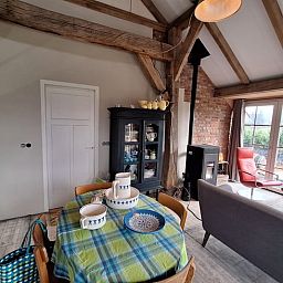 Gemuetlicher Innenraum des Ferienhauses in Tilligte, Twente. Authentische Holzdetails und stimmungsvolle Einrichtung in Overijssel.