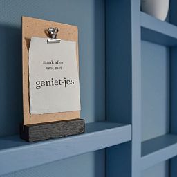 Eetkamer in Vakantiehuisje in Reutum, Twente met sfeervolle inrichting en uitzicht op de tuin.