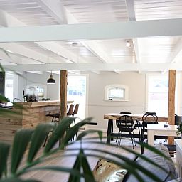 Lichte en ruime binnenruimte van Vakantiehuis in Reutum, Twente, Overijssel met moderne inrichting.