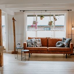 Comfortabele zithoek in Vakantiehuis in Reutum, Twente, Overijssel met uitzicht op de tuin.