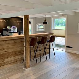 Moderne bar met hoge krukken in Vakantiehuis in Reutum, Twente, Overijssel voor een gezellige avond.