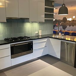 Gemuetliches Esszimmer mit Blumen in Cottage in Rijssen, perfekte Ferienunterkunft in Twente, Overijssel.