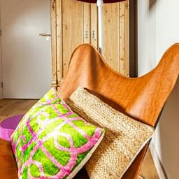 Stijlvolle hoek met designstoel in Vakantiehuisje in Rijssen, Twente, Overijssel, perfect voor ontspanning.