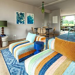 Moderne keuken in Huisje in Rijssen, vakantiehuis in Twente, Overijssel, met blauwe kasten en houten vloer voor een stijlvol verblijf.