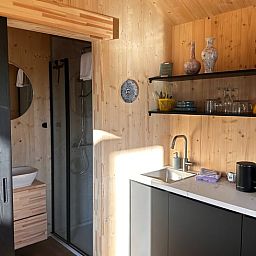 Schlafzimmer im Ferienhaus in Rijssen, Twente, mit grossem Fenster mit Blick auf die Natur von Overijssel.