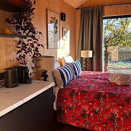 Luftaufnahme eines Ferienhauses in Rijssen, Twente, Overijssel mit gruener Umgebung und modernen Ferienhaeusern.