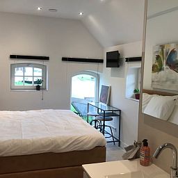 Gemuetliches Schlafzimmer im Ferienhaus in Ambt Delden, Twente, mit einem bequemen Bett und natuerlichem Licht, ideal fuer einen entspannten Aufenthalt.