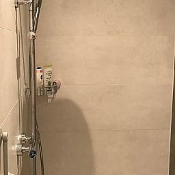 Modernes Badezimmer im Ferienhaus in Ambt Delden, Twente, Overijssel mit geraeumiger Dusche fuer optimalen Komfort.