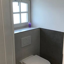 Modernes Badezimmer im Ferienhaus in Ambt Delden, Twente, Overijssel, mit eleganten Sanitaerobjekten und natuerlichem Licht.