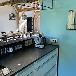 Gezellige keukenhoek in Vakantiehuisje Ambt Delden, Twente met koffiezetapparaat en open zicht naar eetruimte.