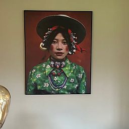 Interieur des Ferienhauses in Rossum, Twente mit Kunst an der Wand, Ferienhaus in Overijssel bietet einzigartige Atmosphaere und Kultur.