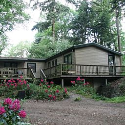 Vacation cottage in Haaksbergen, a charming vacation home in Twente, Overijssel, surrounded by green nature and colorful flowers.