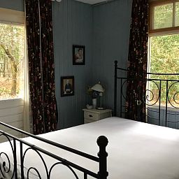 Attraktives Schlafzimmer im Huisje in Haaksbergen, einem Ferienhaus in Twente, Overijssel, mit Blick auf die umliegende Landschaft.