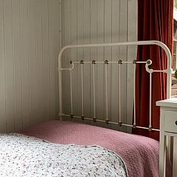 Gemuetliches Schlafzimmer im Ferienhaus in Haaksbergen, Twente. Ferienhaus mit rustikalem Charme in Overijssel, perfekt fuer einen erholsamen Aufenthalt.