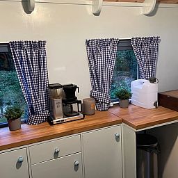 Gezellige keuken in Huisje in Haaksbergen, vakantieverblijf in Twente, Overijssel met uitzicht op de tuin.
