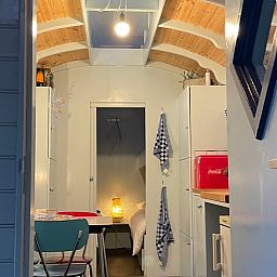 Ingang van Huisje in Haaksbergen, sfeervol vakantiehuis in Twente, Overijssel met houten interieur.