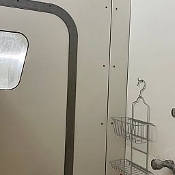 Moderne badkamer in Huisje in Haaksbergen, vakantiehuis in Twente, Overijssel met douche en raam.