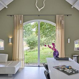 Stilvolles Badezimmer im Ferienhaus Design Lodge Twente, Haaksbergen, Overijssel, mit moderner Dusche und blauen Waenden.