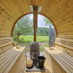 Gezellige sauna bij The Green Getaway in Haaksbergen, Twente met uitzicht op de natuur van Overijssel.