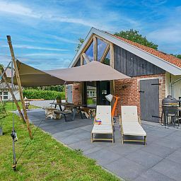 Moderne binnenruimte van The Green Getaway in Haaksbergen, Twente met open keuken en stijlvolle inrichting.