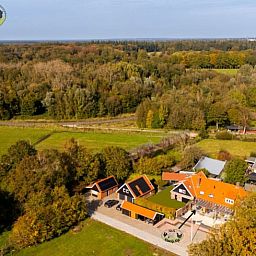 Luftaufnahme von Haus in Enschede, Ferienunterkunft in Twente, umgeben von Natur.