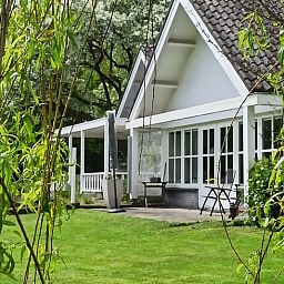 Veranda des Ferienhauses in Oldenzaal in Twente, ideal zum Entspannen an der frischen Luft.