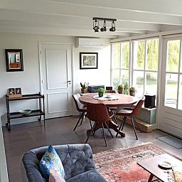 Gemuetliches Wohnzimmer im Haus in Oldenzaal, Ferienhaus in Twente, mit viel natuerlichem Licht.