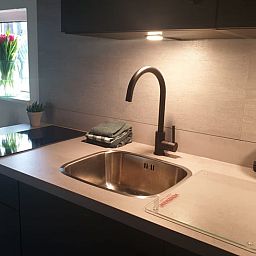 Moderne keuken in Huisje in Westerhaar-Vriezenveensewijk, Twente, Overijssel, voorzien van alle gemakken voor een comfortabel verblijf.
