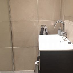 Stijlvolle badkamer in vakantiehuis Huisje in Westerhaar-Vriezenveensewijk, Twente, met moderne voorzieningen.