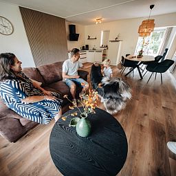 Gezellige woonkamer van Huisje in Markelo, vakantiehuis in Twente, Overijssel, met moderne inrichting en familievriendelijke sfeer.
