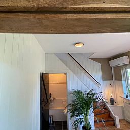 Gemuetliches Interieur des Ferienhauses in Markelo, Twente, mit Holztuer und stimmungsvollem Dekor in Overijssel.