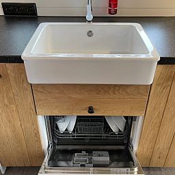 Praktische keuken in Vakantiehuisje in Markelo, Twente, Overijssel met vaatwasser en ruime gootsteen.