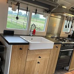 Volledig uitgeruste keuken in Vakantiehuisje in Markelo, Twente, Overijssel met uitzicht op de groene omgeving.