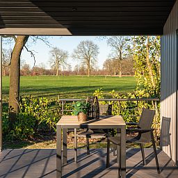 Geniessen Sie die Ruhe der Natur von der Veranda des Terrace lodge 2 Personen mit Sauna in Markelo, Twente, Overijssel.