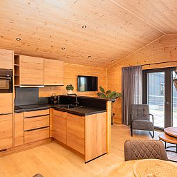 Moderne Kche im Terrassenhaus fr 2 Personen mit Sauna, ein gemtliches Ferienhaus in Markelo, Twente, mit Holzeinrichtung.