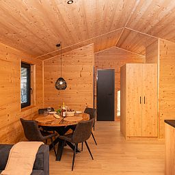 Essecke im Terrassenhaus fr 2 Personen mit Sauna, ein gemtliches Ferienhaus in Markelo, Twente, mit stimmungsvollen Holzverkleidungen.