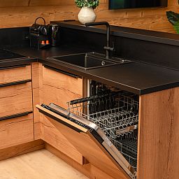 Voll ausgestattete Kche in einer 2-Personen-Terrassenwohnung mit Sauna in Markelo, Twente, mit modernen Annehmlichkeiten und Holzausstattung.