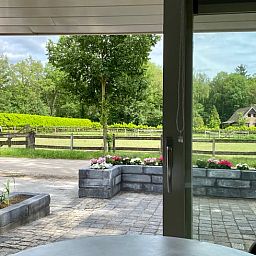 Moderne open keuken en zithoek in Vakantiehuis in Usselo, Twente, ideaal voor een ontspannen verblijf.