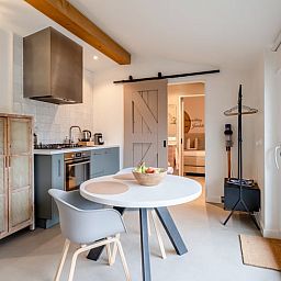 Eetruimte in Vakantiehuis in Usselo, Twente, met toegang tot de slaapkamer en uitzicht op het terras.