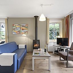 Modernes Wohnzimmer in Landgoed De Elsgraven 6-Personen-Bungalow 6B, Enter, Overijssel.