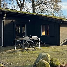 Geniet van de rust op het terras van Vakantiehuisje in Albergen, een charmante vakantiewoning in de natuur van Twente, Overijssel.