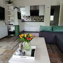 Modernes Wohnzimmer in Cottage in Denekamp, Ferienhaus in Twente, Overijssel mit gemuetlicher Sitzecke.