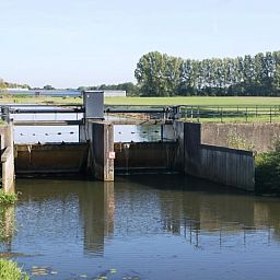 Idyllisch gelegenes Cottage in Denekamp, Ferienhaus in Twente, Overijssel mit einer malerischen Schleuse.