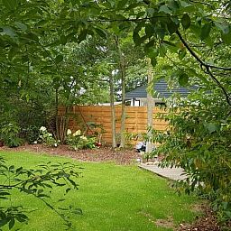 Gruener Garten im Huisje in Denekamp, Ferienhaus in Twente, Overijssel fuer Entspannung und Naturerlebnis.