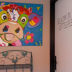 Vakantiehuis in Denekamp, kleurrijke kunst in de entree van de vakantiewoning in Twente, Overijssel.