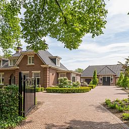 Gemuetlicher Eingang zum Ferienhaus in Denekamp, umgeben von Natur in Twente, Overijssel.