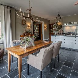 Gemuetliche Essecke im Ferienhaus in Denekamp, ideal fuer Familienessen in Twente, Overijssel.