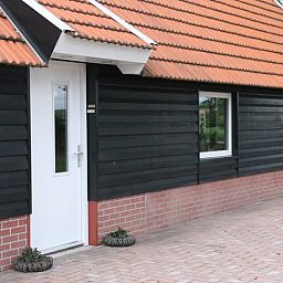 Entrance to vacation home in Denekamp, Twente, with red roof tiles and bricks. Ideal vacation home in Overijssel.